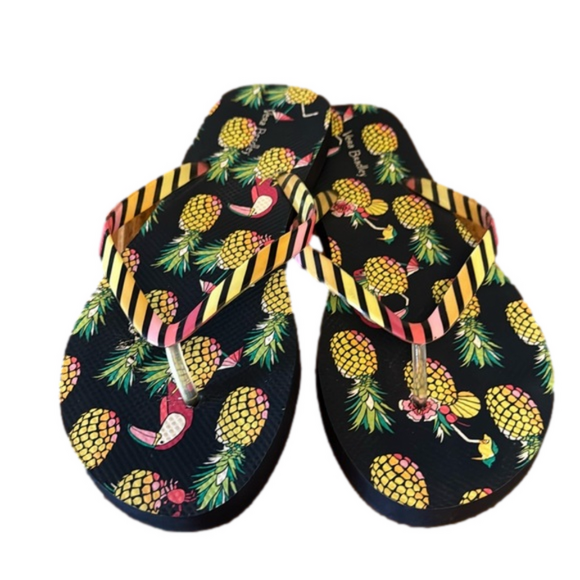 Vera Bradley Tucan & Pineapple Flip Flops Size Large (9 - 10) - Picture 1 of 4